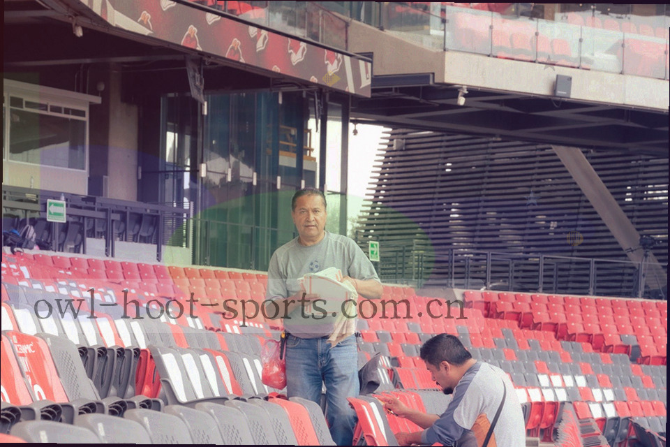 会员中心界面中三项会员权益条目的入口位置示意，深色界面配琥珀金强调